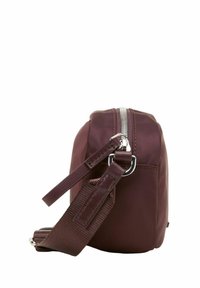Sac bandoulière compact marron foncé avec fermeture éclair argentée et bandoulière réglable, montré de profil sur fond blanc.
