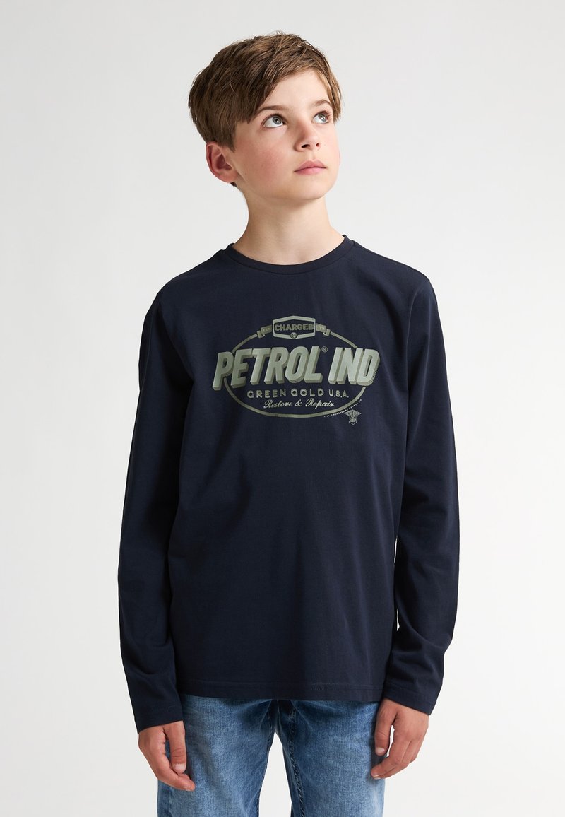 Marineblaues langärmliges T-Shirt aus Baumwolle mit einem großen grünen Logo auf der Vorderseite. Kombiniere es mit hellblauen Jeans.