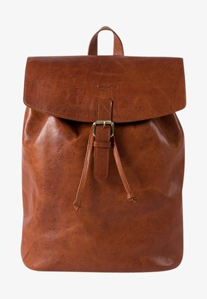 Brauner Leder-Rucksack mit Klappenverschluss, verstellbaren Trägern und Kordelzug. Hat eine glatte Textur und minimales Branding.