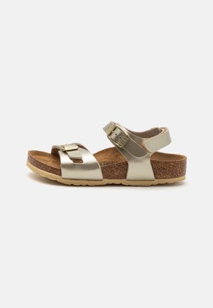 Metalliske guld sandaler med to justerbare stropper, korkfodseng og gummisål. Har en glat tekstur og enkle spænde hardware.