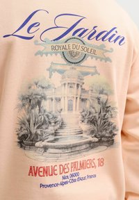 Ετικέτα Le Jardin Royale du Soleil με εικόνα μεγάλης βίλας, κήπου, συντριβανιού και κείμενο που αναφέρεται στη διεύθυνση της Νίκαιας, Γαλλία.