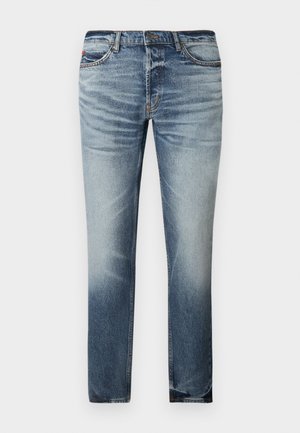 Calças de ganga azul claro com corte direito, ligeiramente desbotadas e com efeitos de vincagem, cinco bolsos e fecho seguro com botão.