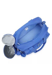 Borsa duffle blu con un design strutturato, dotata di un compartimento principale con zip, due tasche laterali e un'acca di peluche decorativa.