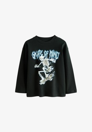 Czarna koszulka z długim rękawem z grafiką szkieletu na deskorolce i tekstem "SKATE OF MIND" w stylizowanych niebieskich i białych literach.