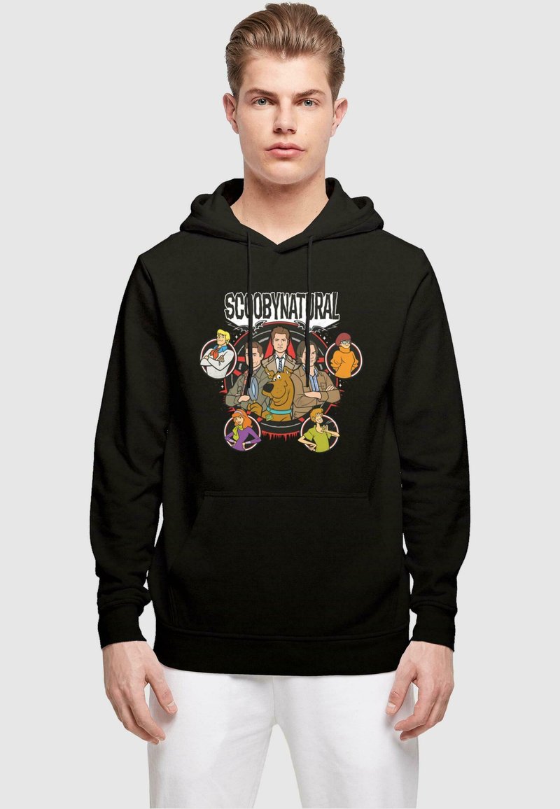 Svart hettegenser med et fargerikt "Scoobynatural"-grafikk med tegneseriefigurer. Laget av myk stoff med en frontlomme og snøring i hetten.