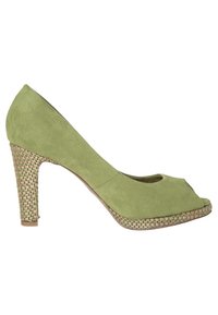 Chaussure à talon haut en suede vert avec un bout ouvert, ornée d'un accent tissé beige sur le talon. La chaussure a une texture lisse et des bords arrondis.