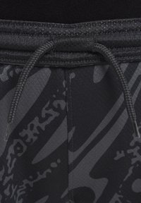 Shorts de sport noirs en tissu texturé avec un motif abstrait gris subtil, taille élastique et détail de cordon.
