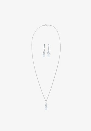 Hõbedane kettkaelakee ja sobivad kõrvarõngad selgete tilgakujuliste kristallidega, millel on keerukad metallaktsendid ja poleeritud viimistlus.