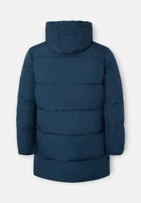 Chaqueta de plumas azul marino con capucha, diseño acolchado y costuras horizontales. Textura suave con un acabado ligeramente brillante y sin herrajes visibles.