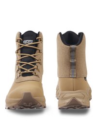 Botas impermeables marrones con un exterior de ante texturizado, forro de malla negra y puntera reforzada, que presentan suelas de goma marrón y ojales de metal.