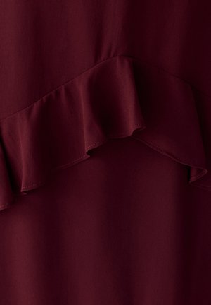 Donker bordeauxrood stof met een horizontale ruches detail die een golvende textuur over het materiaal creëert.