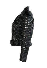 Čierna kožená bunda s kovovými cvokmi po celej ploche, asymetrickým zipsom a opaskom v páse; priliehavý strih s klopovým golierom.