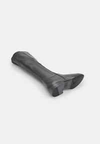 Stivale nero in pelle alta fino al ginocchio con punta rotonda e suola leggermente texturizzata. Presenta una finitura liscia e un design minimalista.
