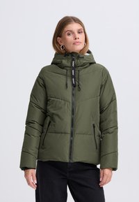 Khakifarbene gesteppte Steppjacke mit durchgehendem Rei ßverschluss, verstellbarer Kapuze und zwei Seitentaschen. Verfügt über eine gesteppte Textur und schwarze Akzent-Reißverschlüsse.