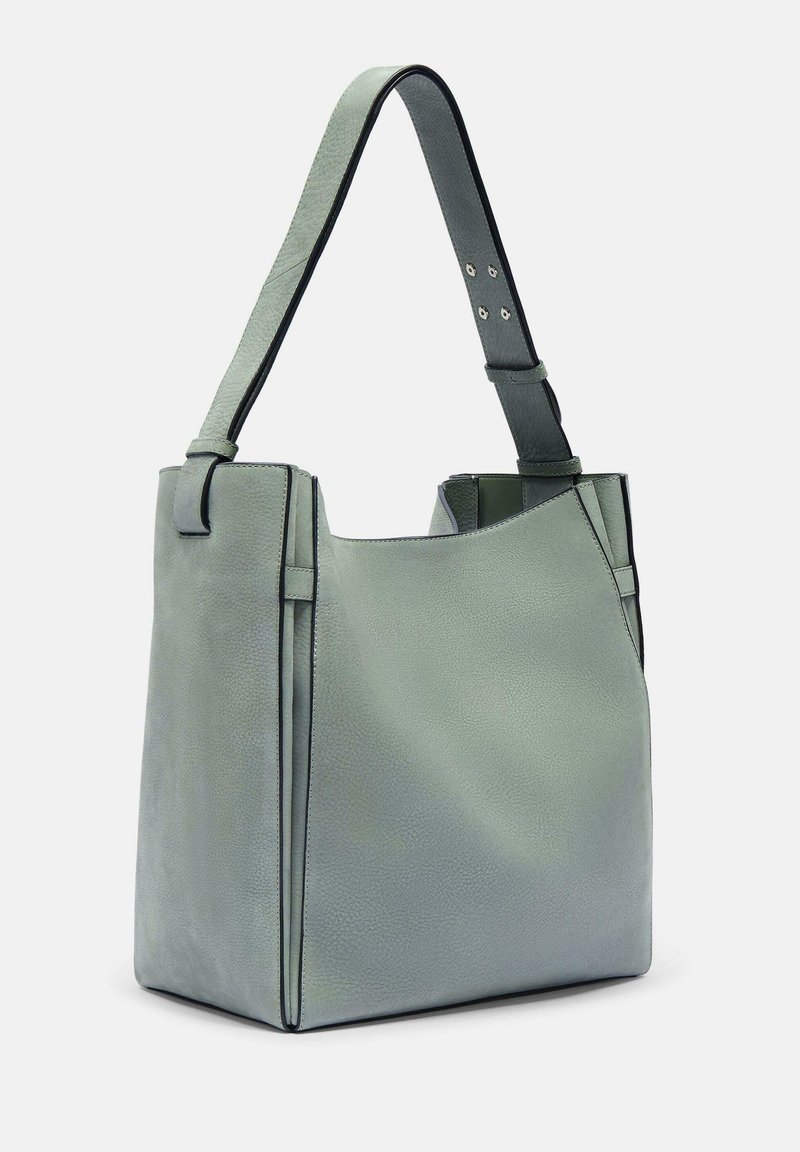 Groene leren totebag met een gestructureerde vorm, gladde textuur en contrasterende zwarte accenten. Voorzien van een lange band met metalen hardware.