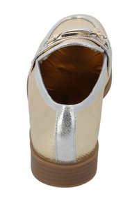 Złote i srebrne damskie buty z teksturowaną cholewką, okrągłym obcasem i metalicznym detalem paska, z gładką wewnętrzną wyściółką oraz brązową podeszwą.