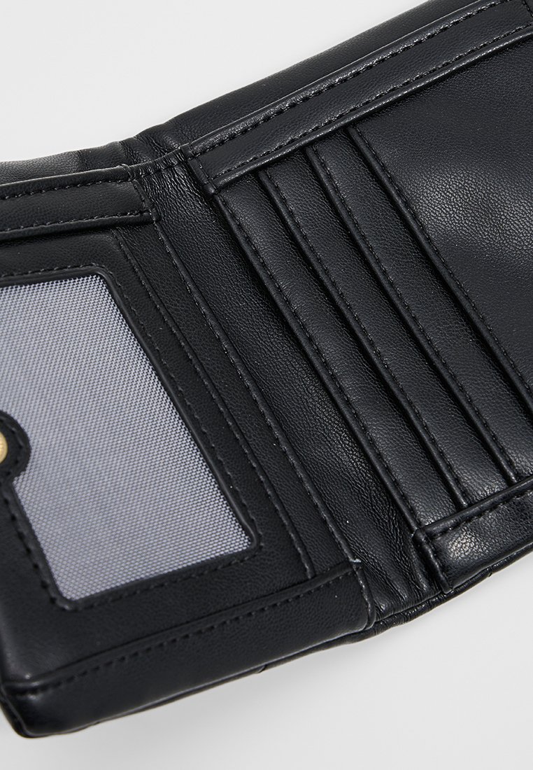 Portafoglio in pelle nera aperto, con fessure per carte a destra e una finestra ID trasparente a sinistra, dotato di chiusura con bottone a pressione.
