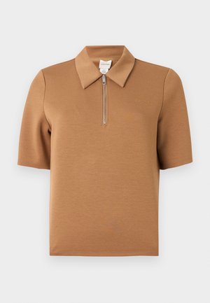 Polo marron à manches courtes avec un col structuré et une encolure zippée. Présente un logo discret sur la poitrine. Texture de tissu lisse.
