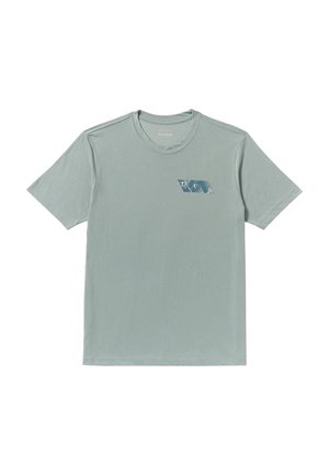 T-shirt à manches courtes vert clair en tissu doux. Présente un logo graphique bleu imprimé sur le côté gauche. Design simple avec encolure ronde.