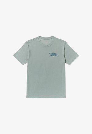 T-shirt à manches courtes vert clair en tissu doux. Présente un logo graphique bleu imprimé sur le côté gauche. Design simple avec encolure ronde.