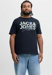 Tamno plava pamučna majica s grafikom "JACK & JONES Essentials" u višebojnom tekstu. Kratki rukavi, okrugli izrez, opušteni kroj.