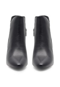 Čierne kožené členkové topánky s špicatou špičkou, hladkou textúrou a bočným zipsom, s elegantným tvarom a minimálnymi ozdobami.