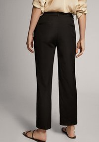 Massimo Dutti Spodnie materiałowe