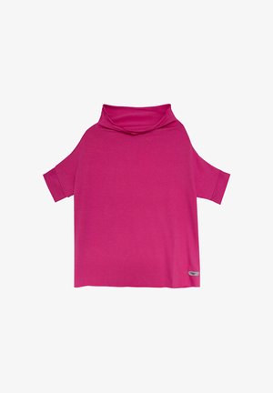 Jasnoróżowa, krótko rękawowa bluzka z luźnym kołnierzem typu golf i małą szaro-skalową metką przy dolnym brzegu na białym tle.