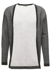 Grå och vit stickad cardigan med öppen framsida, kontrasterande svart kant, och långa ärmar, som har en strukturerad, mönstrad design.