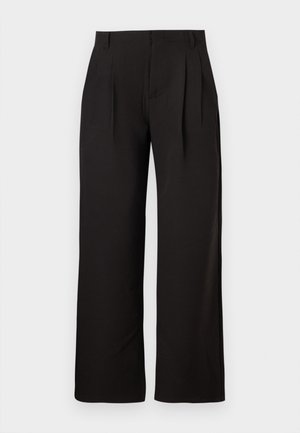 Mustad kõrge vöökohaga sirge säärega püksid esipoolsete voldikute ja vöökandikutega, esitatud vastu lihtsat valget tausta.