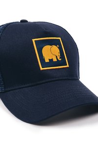 Marinblå keps med kupad skärm; har en gul elefantlogotyp inom en fyrkantig patch; nätpaneler på sidorna för bättre andningsförmåga.