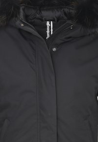Parka nera con colletto in pelo sintetico, dotata di chiusura con zip, bottoni a pressione e tasche laterali; texture liscia e design su misura.