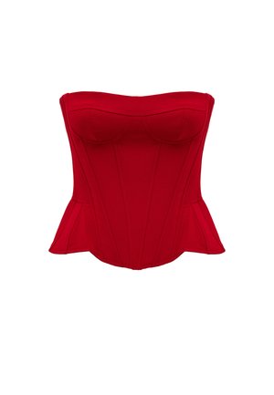 Corsé rojo sin tirantes con copas estructuradas y detalles de ballenas, con un dobladillo con peplum ligeramente acampanado sobre un fondo blanco.
