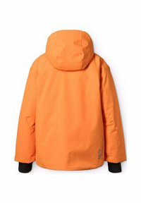 Oranje waterdichte jas met een capuchon, met een gladde textuur en contrasterende zwarte manchetten. Eenvoudig ontwerp zonder zichtbare patronen of accenten.