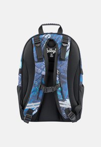 Zaino con un motivo astratto blu e nero, dotato di spallacci imbottiti, un manico robusto e una chiusura con fibbia sul davanti.