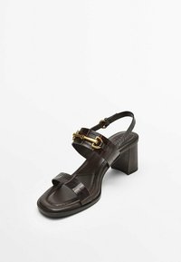 Massimo Dutti Korolliset sandaalit - brown