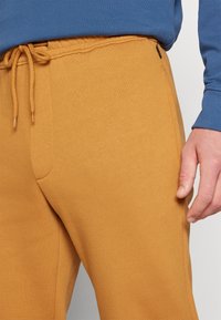Timberland KENNEBEC RIVER BRUSHED BACK - Träningsbyxor - wheat boot