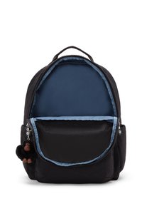 Mochila de tela negra con un interior azul. Cuenta con un bolsillo delantero y un llavero decorativo de mono. Tiene una forma redondeada y doble cremallera.