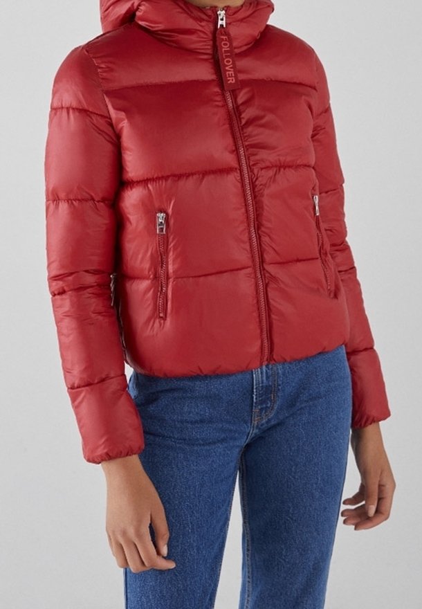 Rød puffjakke med hætte, quiltet design, frontlukning med lynlås og to lynlåslommer i siden. Glat, blankt stof.