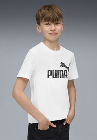 Valge puuvillane T-särk lühikeste varrukatega, mille ees on suur must "PUMA" logo ja hüppava pantri graafika.