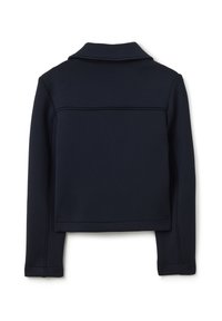 Chaqueta recortada de color azul marino con mangas largas y cuello con muesca. Fabricada en tela suave con detalles de costura visibles en la parte posterior.