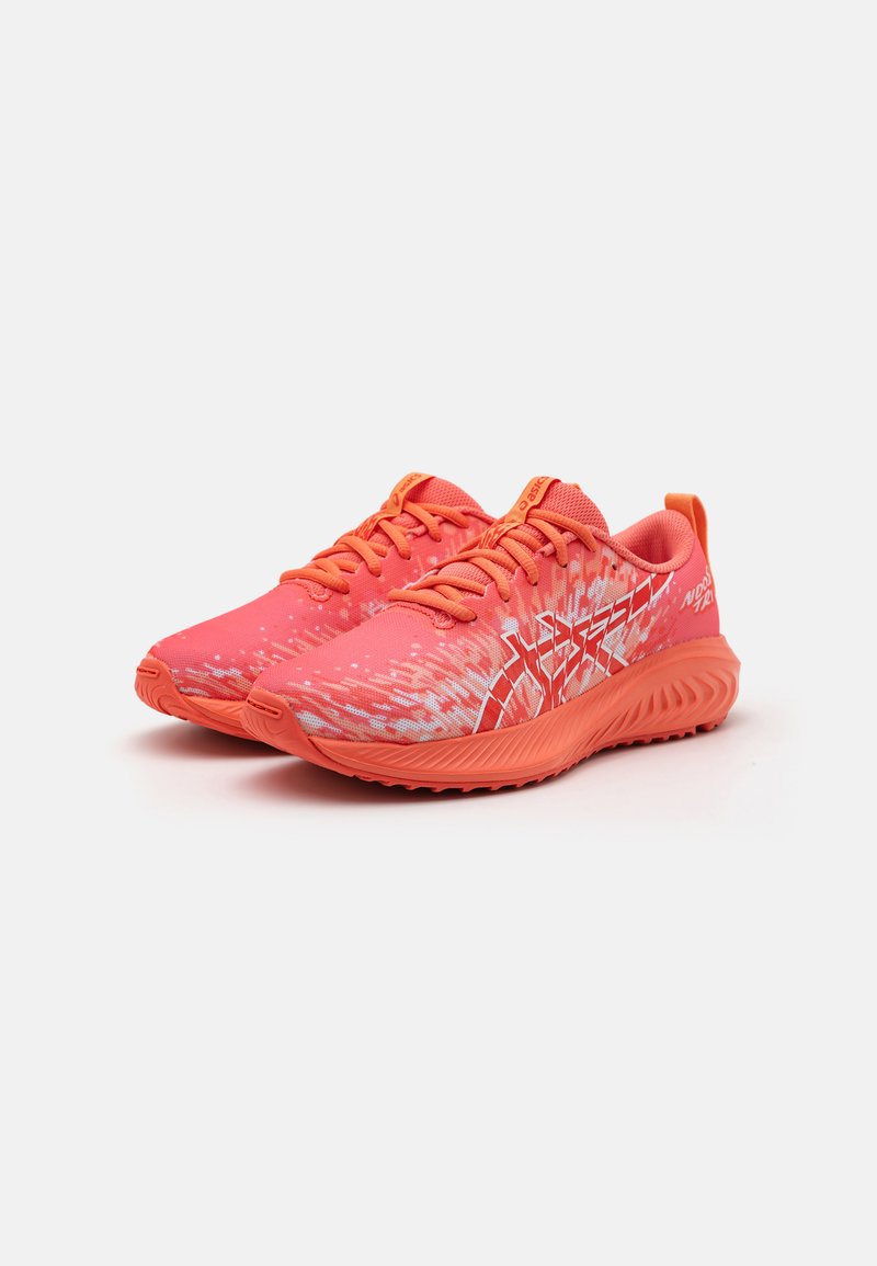 Zapatillas deportivas en un vibrante color rosa con una parte superior texturizada y un diseño estampado. Cuentan con una suela acolchada y un talón reforzado.