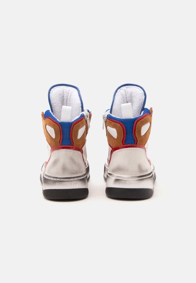 Paire de baskets montantes avec des touches de blanc, bleu, rouge et marron, avec intérieur matelassé et semelles noires, vue de dos.