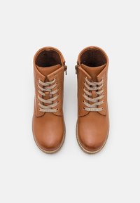 Friboo LEATHER - Botins de atacadores - tan