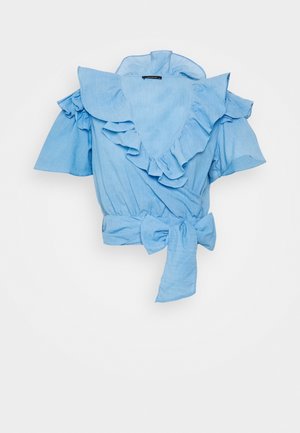 Blusa de manga corta azul claro con escote en V con volantes y lazo en la cintura, hecha de tela texturizada.