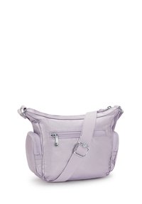 Lyserød lavendel crossbody taske lavet af tekstureret stof, med en lynlåset hovedrum, en ekstern lomme og en justerbar rem.