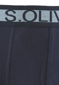 Bóxers de color azul marino con una tela suave y texturizada. La cinturilla presenta un patrón de rayas azul claro y un texto en negro.