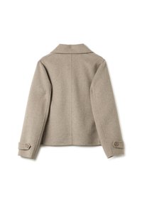Chaqueta de mezcla de lana beige con cuello con muescas, mangas largas y puños abotonados; textura suave, diseño ajustado y estilo minimalista.