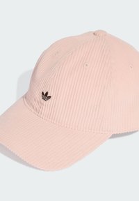 Ružová kordurová čiapka s zakriveným okrajom a vyšívaným čiernym logom. Má textúrovanú tkaninu a šesť ventilačných otvorov.