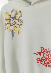 Un hoodie blanc avec des designs de style graffiti colorés : une fleur jaune et violette et du texte rouge avec des accents bleus. Fabriqué en tissu doux.